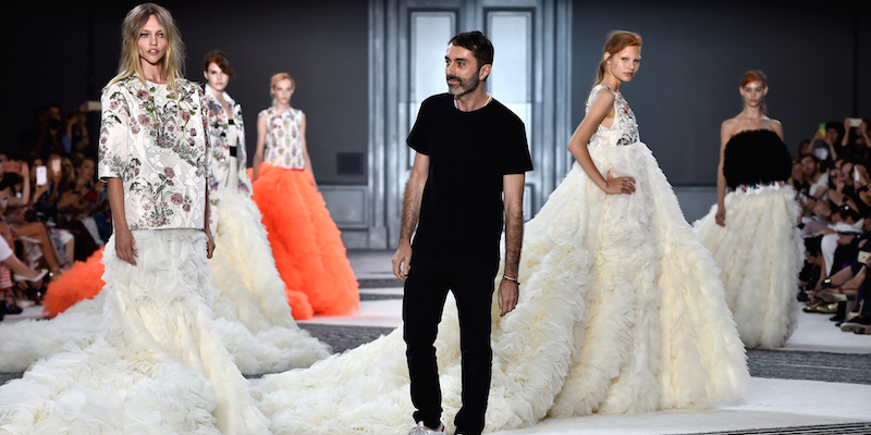 Giambattista Valli alla fine della sua sfilata il 6 giugno 2015 
(Pascal Le Segretain/Getty Images)