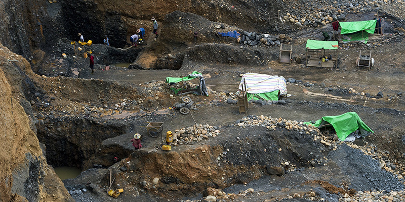 La miniera di Hpakant con le tende in cui vivono i minatori, 4 ottobre 2015 (Ye Aung Thu/AFP/Getty Images)