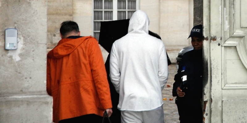 Karim Benzema , al centro, con una felpa bianca, mentre arriva alla stazione di polizia di Versailles, in Francia. 4 novembre 2015.
AFP PHOTO / MATTHIEU ALEXANDRE