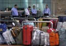 Un addetto ai bagagli dell'aeroporto di Singapore è accusato di averne mandati 286 nel posto sbagliato