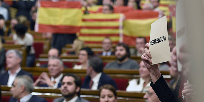 Il voto al parlamento della Catalogna di una risoluzione per l'avvio del processo formale verso l'indipendenza, Barcellona, 9 novembre 2015 (LLUIS GENE/AFP/Getty Images)