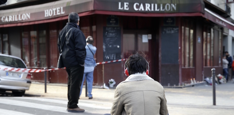 Una donna davanti al bar Carillon di Parigi, il 14 novembre (KENZO TRIBOUILLARD/AFP/Getty Images)