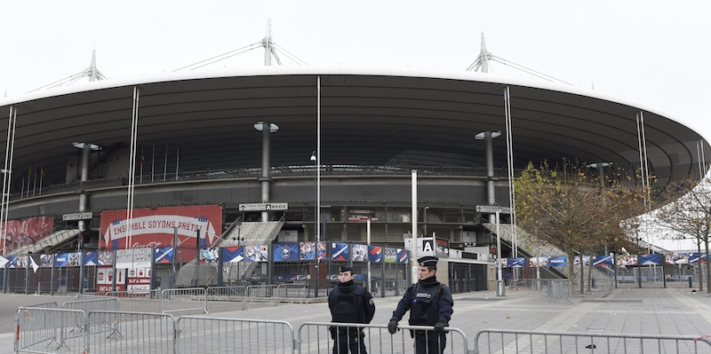 Due poliziotti fuori dallo Stade de France di Parigi, il 14 novembre 2015. (MIGUEL MEDINA/AFP/Getty Images)