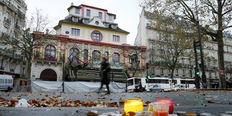 Il Bataclan di Parigi, dopo gli attentati di venerdì 13 novembre in cui sono state uccise 129 persone. 
(PATRICK KOVARIK/AFP/Getty Images)