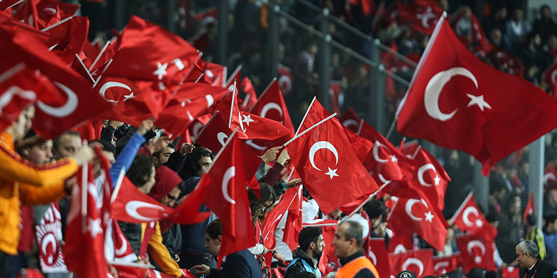 Il video dei fischi allo stadio di Istanbul durante il minuto di silenzio per i morti di Parigi