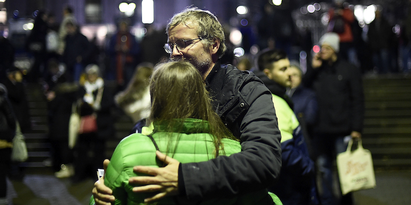 Un uomo conforta una donna dopo l'allarme bomba che ha fatto evacuare lo stadio di Hannover, in Germania. 17 novembre 2015. (Photo by Alexander Koerner/Getty Images)