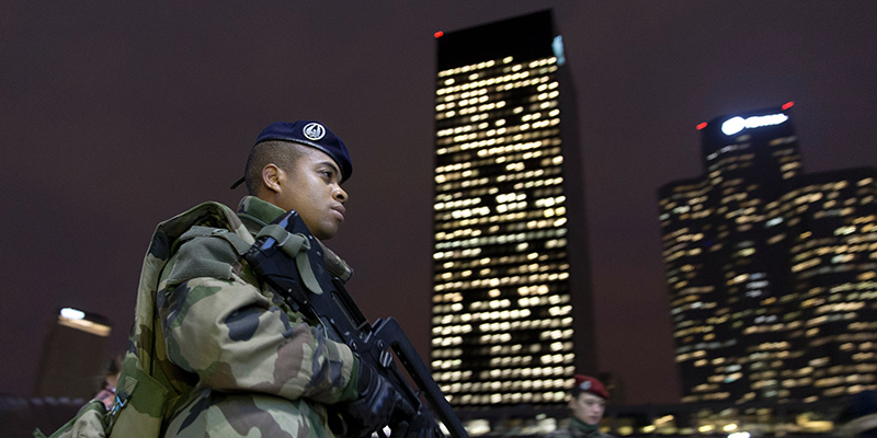 Militari nel quartiere di Parigi La Défense, 24 novembre 2015 (KENZO TRIBOUILLARD/AFP/Getty Images)