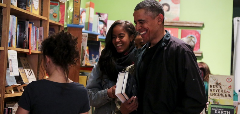 Barack Obama e le figlie Malia e Sasha dentro alla Upshur Books Store durante il Small Business Saturday a Washington, DC. (Photo by Aude Guerrucci-Pool/Getty Images)