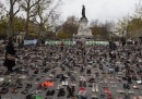 Place de la République a Parigi coperta di scarpe per la Marcia del clima