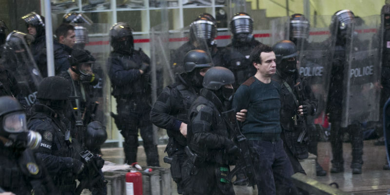Il leader dell'opposizione Albin Kurti mentre viene arrestato (AP Photo/Visar Kryeziu)