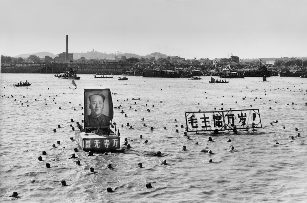 La storica nuotata di Mao