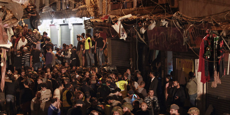 Soldati e civili sul luogo dell'attentato nel quartiere di Burj al-Barajneh, a Beirut. (AP Photo/Bilal Hussein)