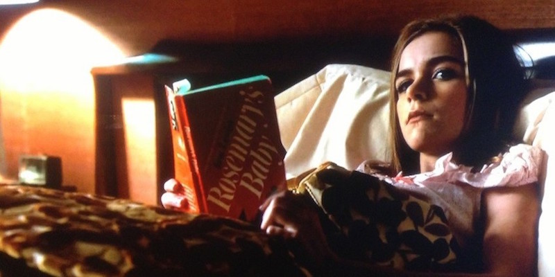 Sally Draper di Mad Men legge
Rosemary's Baby, di Ira levin
nell'episodio The Crash (S06 E08)