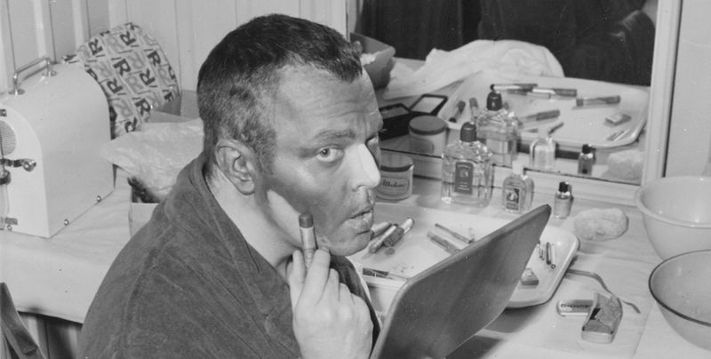 Orson Welles si dipinge la faccia di nero per interpretare Otello. 
(L Waldorf/Getty Images)