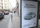 Le pubblicità false sul cambiamento climatico alle fermate degli autobus di Parigi