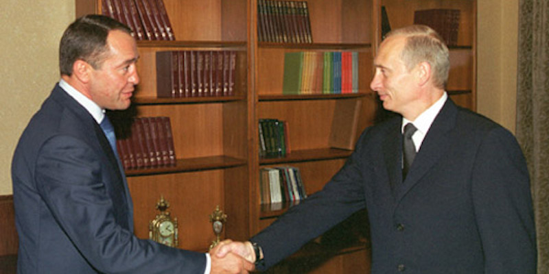 Il presidente russo Vladimir Putin e l'allora ministro dell'Informazione Mikhail Lesin (Presidenza della Russia)