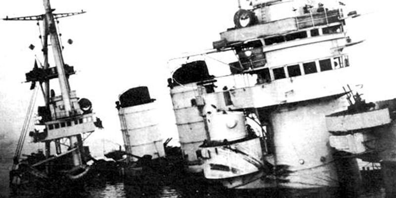 La nave da battaglia Conte di Cavour danneggiata dopo la Notte di Taranto dell'11 novembre 1940 (Wikipedia)