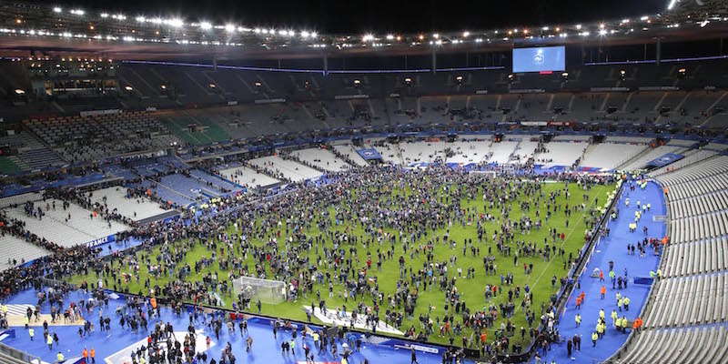 Gli spettatori sul terreno di gioco dello Stade de France dopo la partita, Parigi, 13 novembre 2015. 
(AP Photo/Michel Euler)