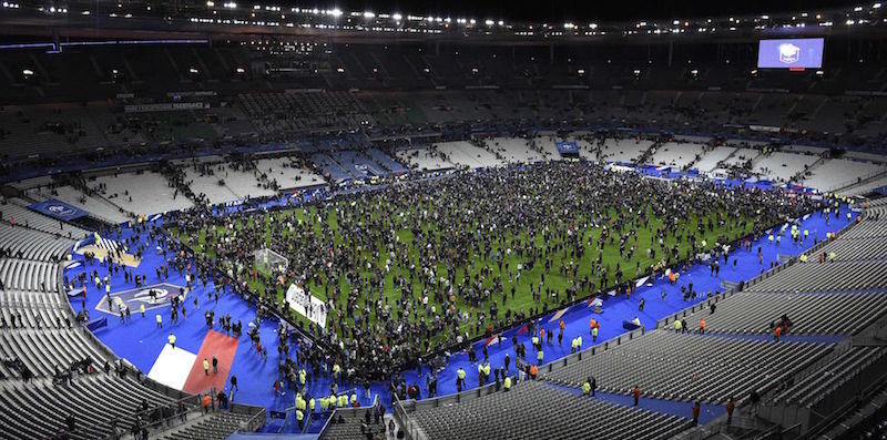 Tifosi sul campo da gioco dello Stade de France, Parigi, 13 novembre 2015. 
(FRANCK FIFE/AFP/Getty Images)