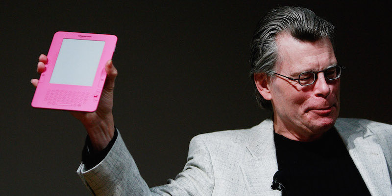 Stephen King con un Kindle a New York, nel 2009. 
(Mario Tama/Getty Images)