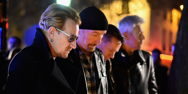 Gli U2 vicino al Bataclan a Parigi, in Francia, il 14 novembre 2015. (FRANCK FIFE/AFP/Getty Images)