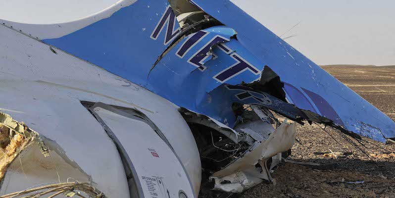 Un pezzo dell'aereo russo precipitato nel Sinai, in Egitto. (Suliman el-Oteify/Egyptian Prime Minister's Office via AP)
