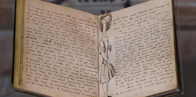 Il manoscritto originale di Lewis Carroll, da lui stesso illustrato (AP Photo/Matt Rourke)
