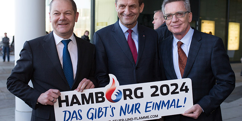 Il sindaco di Amburgo con il presidente del comitato olimpico tedesco e il ministro tedesco per lo Sport. (Axel Heimken/picture-alliance/dpa/AP Images)
