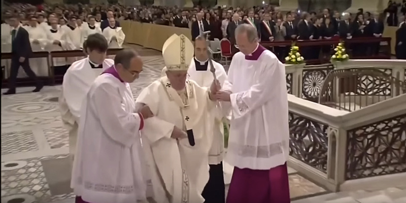 L’inciampo di papa Francesco, il secondo in tre giorni