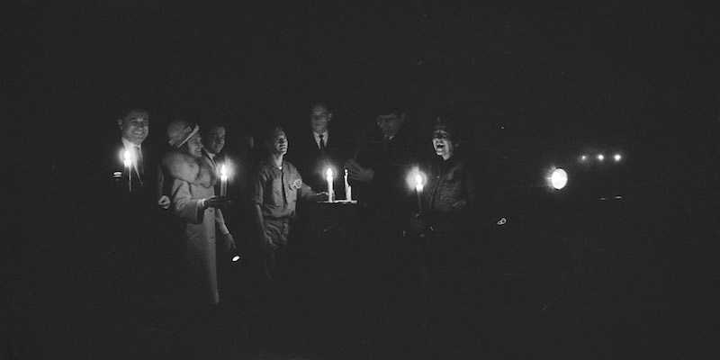 Alcune persone con in mano una candela nella Fifth Avenue di New York durante il blackout (AP Photo)