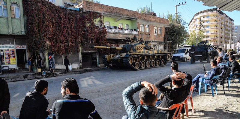 Un carrarmato turco entra in un quartiere di Silvan, 14 novembre 2015 (ILYAS AKENGIN/AFP/Getty Images)