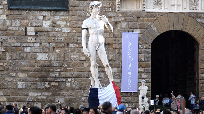 La copia della statua del David con il lutto al braccio - Firenze (LaPresse) 