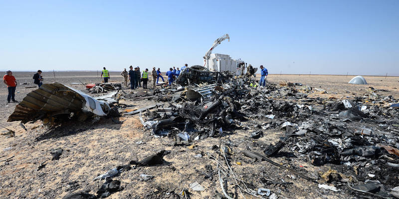I resti dell'aereo precipitato nel Sinai il 31 ottobre. (Russian Ministry for Emergency Situations photo via AP)