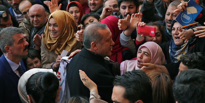 Il presidente turco Recep Tayyip Erdogan in mezzo alla folla fuori da un seggio di Istanbul. (AP Photo/Hussein Malla)