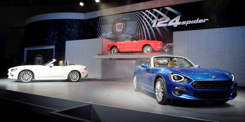 La presentazione della nuova Fiat 124 Spider al Salone dell'auto di Los Angeles (AP Photo/Chris Carlson)