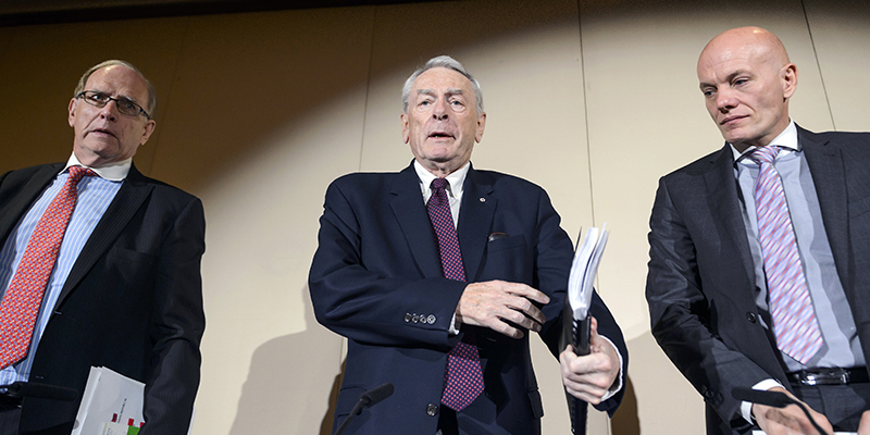 I membri della commissione indipendente durante la conferenza di Ginevra (FABRICE COFFRINI/AFP/Getty Images)