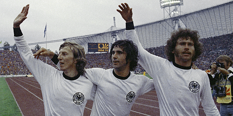 Gerd Müller, al centro, con Juergen Grabowski e Paul Breitner (AP Photo)
