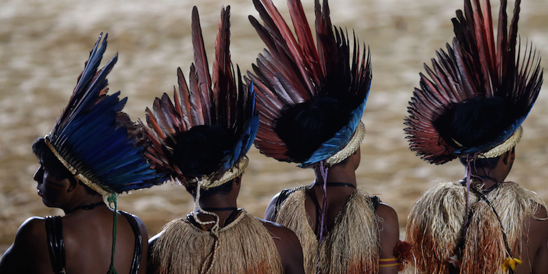 Indigeni della tribù brasiliana Kuikuro alla cerimonia di apertura dei Giochi Indigeni a Palmas, in Brasile. (AP Photo/Eraldo Peres)