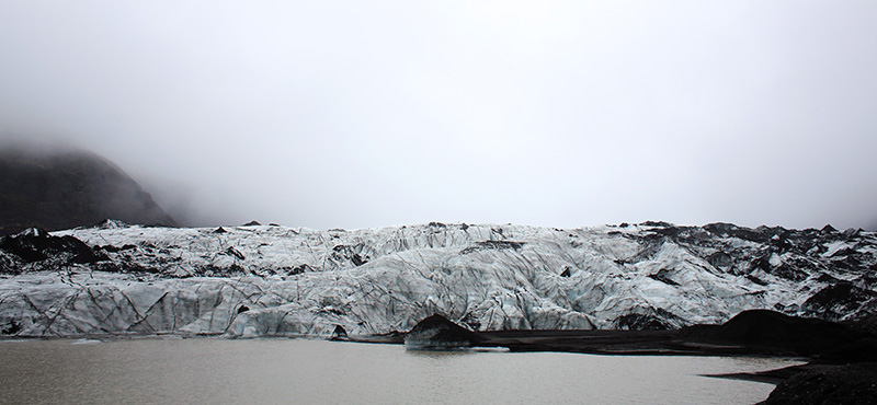 Il ghiacciaio Solheimajokull in Islanda, che si è ritirato di oltre un chilometro dal 1931. (AP Photo/Thibault Camus, Pool)