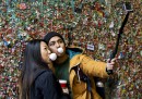 La pulizia del "Gum Wall" di Seattle, il muro coperto di gomme da masticare