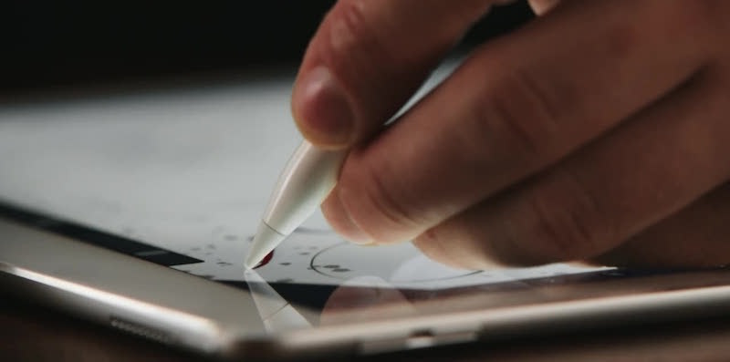 Apple Pencil ha sensori al suo interno che comunicano con iPad Pro per rilevare la forza che viene impressa sulla superficie del tablet per tracciare le linee.