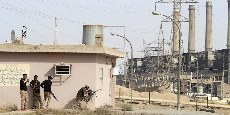 Le forze di sicurezza irachene alla raffineria di petrolio di Beiji, in Iraq. (AP Photo)