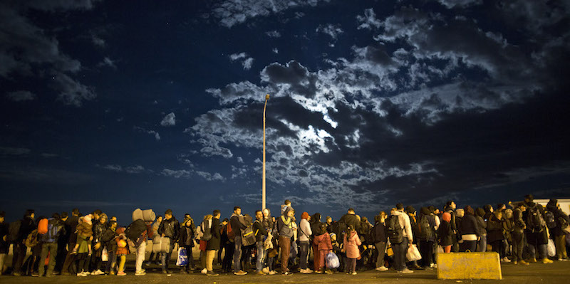Una fila di persone che aspettano di salire su un traghetto per Atene a Lesbo, 25 novembre 2015 (AP Photo/Muhammed Muheisen)