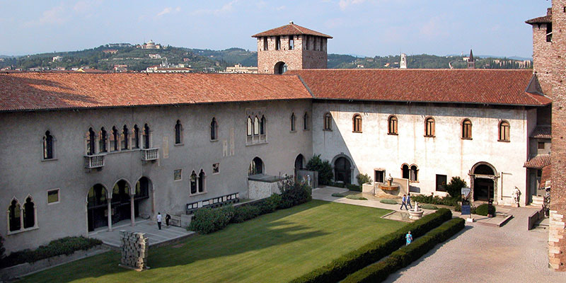 Il cortile del Museo civico di Castelvecchio (Wikimedia)