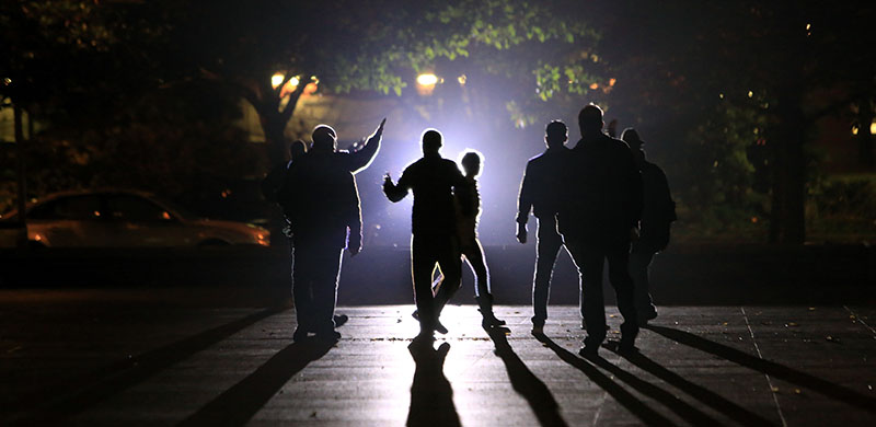 I residenti di Saint-Denis lasciano il quartiere durante le operazioni di polizia di mercoledì 18 novembre. (AP Photo/Thibault Camus)