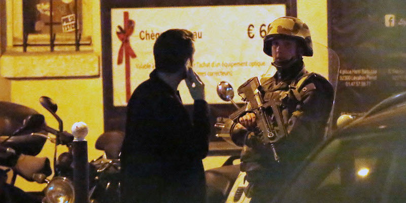 Un soldato di fronte al Bataclan, a Parigi. (AP Photo/Jerome Delay)