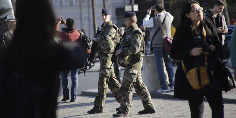 Soldati francesi all'Arco di Trionfo a Parigi. (AP Photo/Amr Nabil)