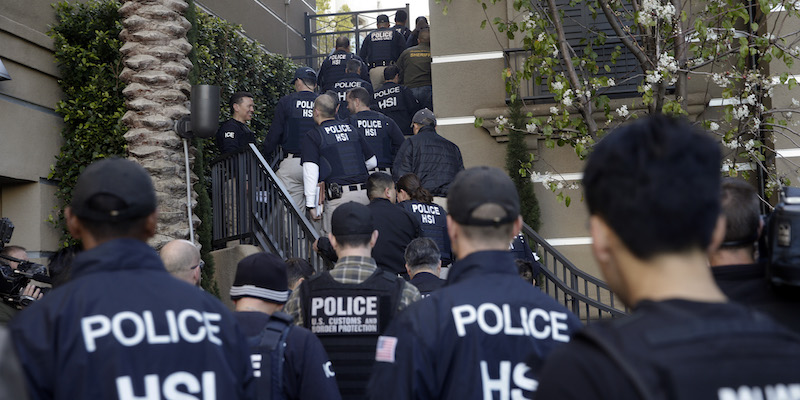 Agenti federali a Irvine, California, durante una retata contro il "turismo delle nascite". (AP Photo/Jae C. Hong)