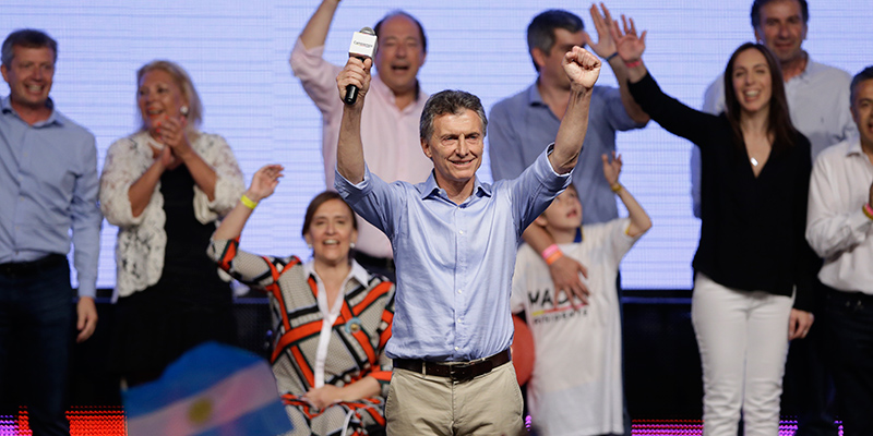 Mauricio Macri festeggia la vittoria alle presidenziali con i suoi sostenitori a Buenos Aires, Argentina (AP Photo/Ricardo Mazalan)