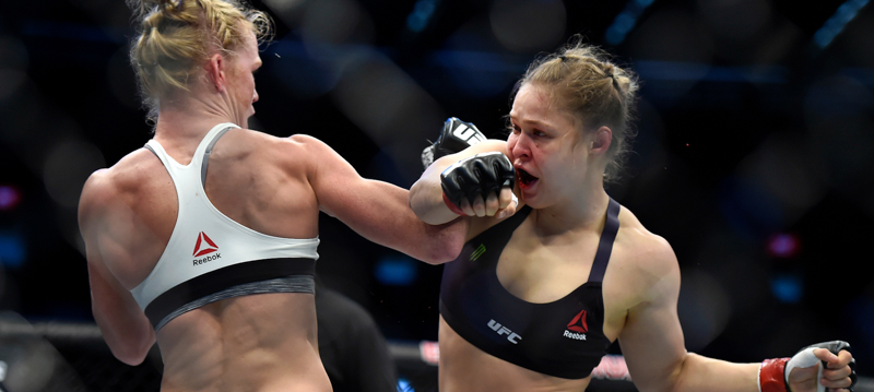 Holly Holm, a sinistra, e Ronda Rousey. (AP Photo/Andy Brownbill)